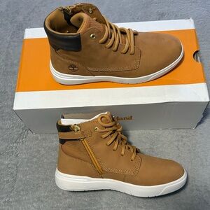 Timberland kids Seneca bay boots size 4 new in box